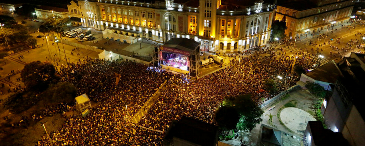 Multidão assistindo a um show nas ruas de São Paulo. 