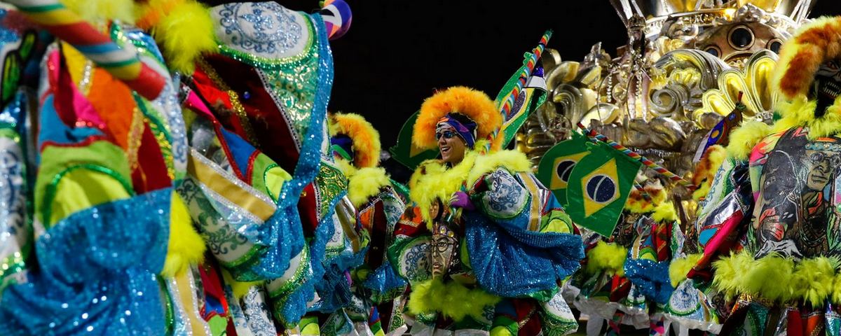 Pessoas fantasiadas na avenida em apresentação das escolas de samba de SP, um dos eventos anuais na cidade. 