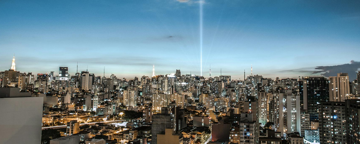 Prédios na cidade de São Paulo durante a noite. 