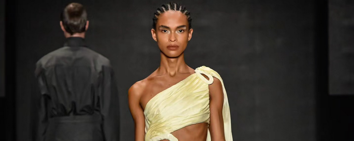 Modelo na passarela da São Paulo Fashion Week. 